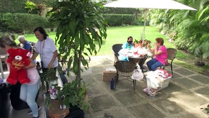 Un "hospital" de peluches reparte alegría a niños en Venezuela