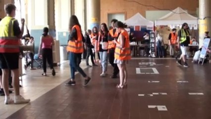 Cientos de ucranianos gitanos, varados en la estación central de Praga