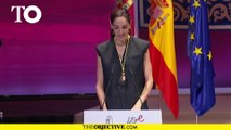 Eugenia Silva y Ángela Vallvey reciben emocionadas sus Medallas de Oro luciendo patria