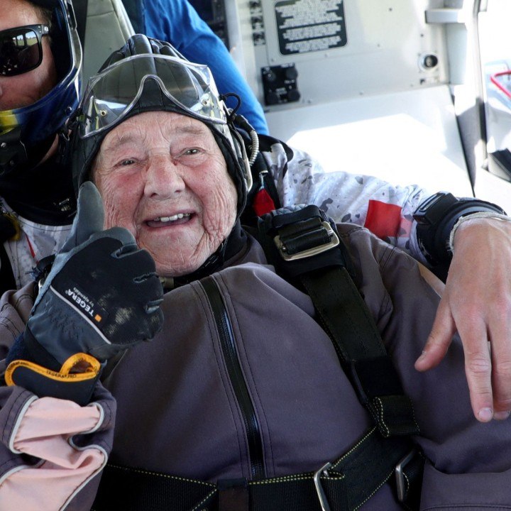 Carrée.En Suède, une grand-mère bat un record du monde en saut en parachute ok