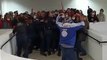 Servidores em greve forçam entrada em prédio da prefeitura e confusão é registrada em São José