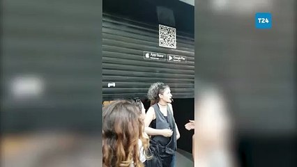 İstiklal Caddesi'nde polis bir grubu  çembere aldı