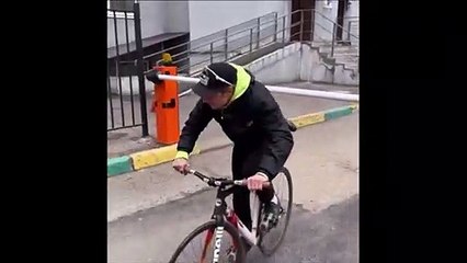Passer un barrière à vélo avec classe
