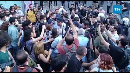 Gazlı müdahale sırasında gazeteci Hayri Tunç polis tarafından tartaklandı