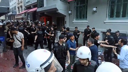 Bir binanın çatısına çarpıp parçalanan polis drone'unun parçaları bir polisin başına düştü