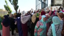 Centenares de marroquíes exigen a España poder entrar a Ceuta sin visado