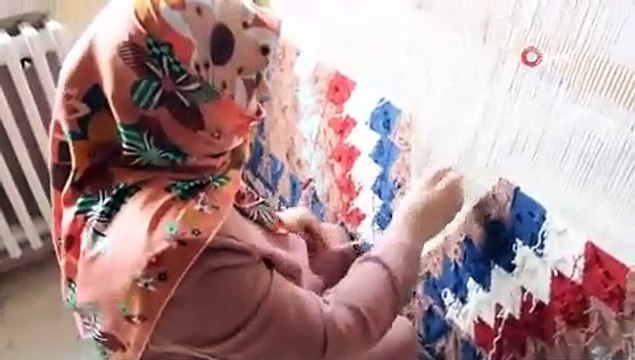 Kadınlar, asırlık dokuma kilim geleneğini yaşatmaya çalışıyor
