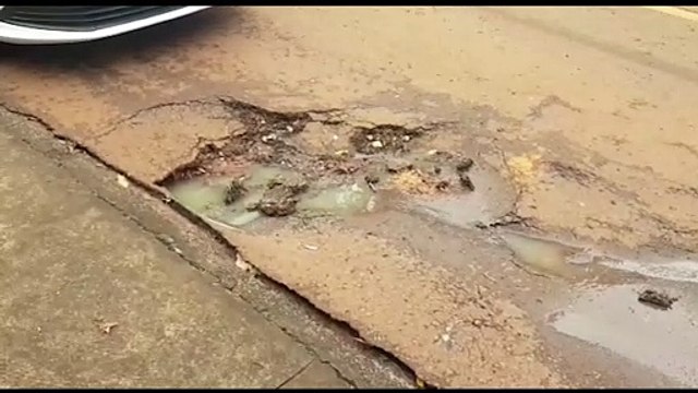 Vazamento de esgoto incomoda moradores no Bairro Santa Cruz