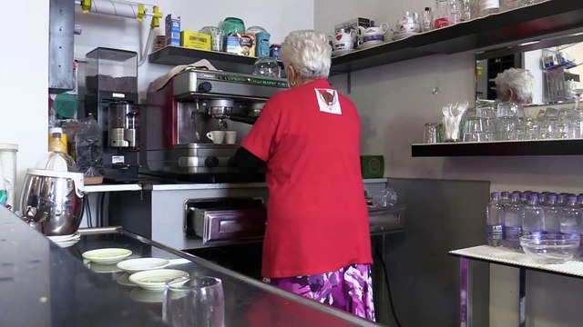 La festa del Monza in serie A: i giocatori dal pullman versano champagne sui tifosi