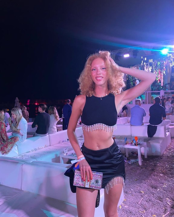 Rattenscharf! Anna Ermakova bauchfrei und mit Mini-Rock