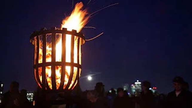 How many beacons will be lit to mark the Queen's Platinum Jubilee?