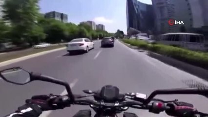 Motosikletine çarpan kadını kovalarken sürücülerin tepkisiyle neye uğradığın şaşırdı...O anlar kamerada