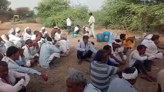 जीवन गुजारते जिस गांव में उस गांव की मिट्टी भी नहीं होती अंतिम समय में नसीब