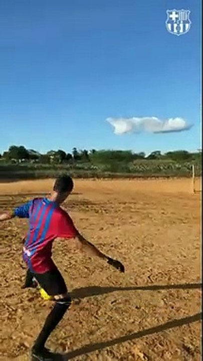Uno de los tiktokers más famosos del momento marca un golazo con la camiseta del Barça / FCB