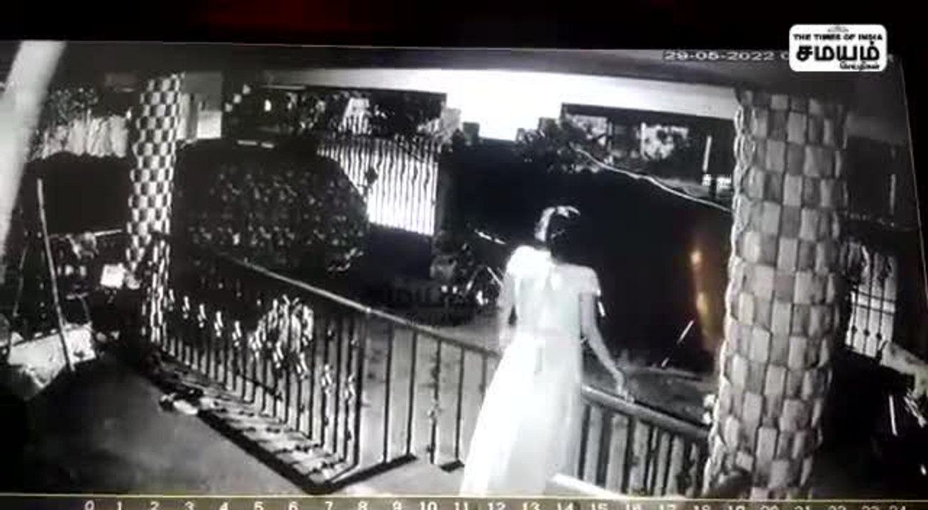 முன்விரோதம்; வீடு புகுந்து பெண்கள் மீது பயங்கர தாக்குதல்; சிசிடிவி காட்சிகள்