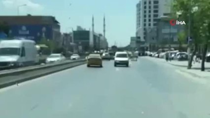 Esenyurt'ta dönüşü kaçıran sürücü metrelerce geri geri gitti; o anlar kameraya böyle yansıdı