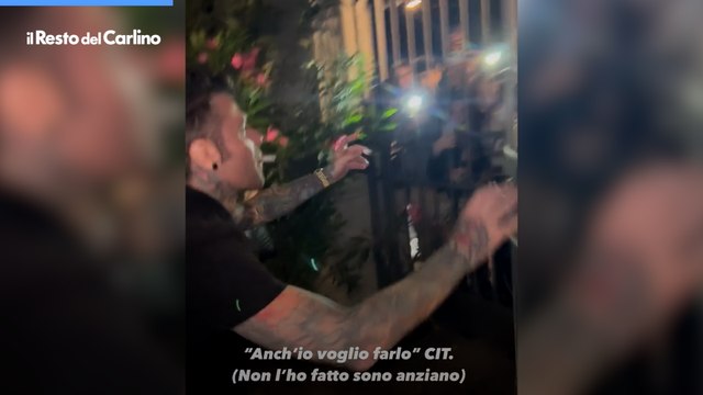 Fedez a Rimini, l'assalto dei fan al Grand Hotel. E lui si arrampica sul cancello. Il video
