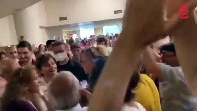 Canan Kaftancıoğlu, duruşma salonunun önünde alkışlarla karşılandı