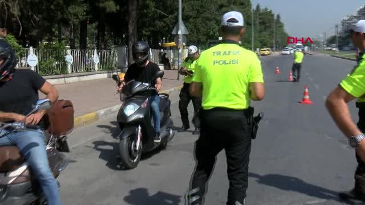 VALİDEN MOTOSİKLET SÜRÜCÜLERİNE HEDİYE KASK