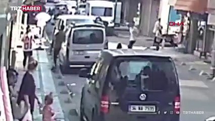 Balkondan düşen 2 yaşındaki çocuğu havada yakaladılar