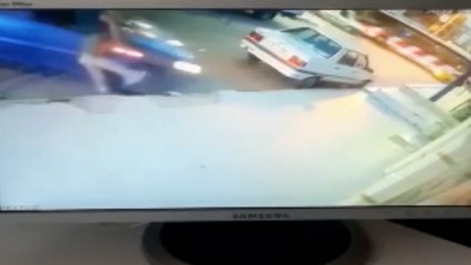 Otomobil iş yerine daldı, kaldırımdaki kişi son anda kurtuldu