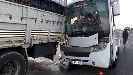 Tur midibüsü kamyona arkadan çarptı: 2’si Alman 3 turist yaralı