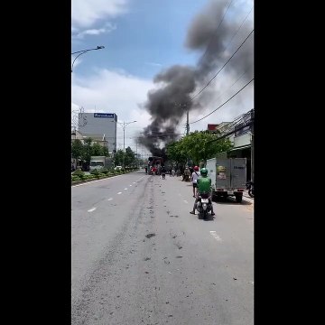 Xe chở hàng bốc khói đen ngùn ngụt, bà con nhiệt tình giúp tài xế đưa đồ xuống