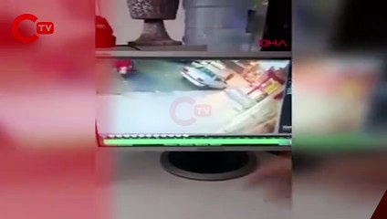 Otomobil iş yerine daldı, kaldırımdaki kişi son anda kurtuldu