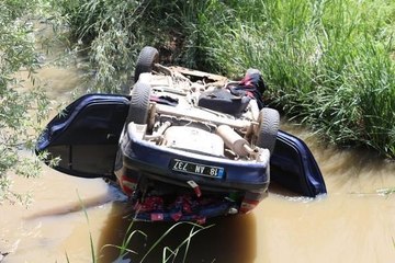 112 PERSONELİNİ TAŞIYAN OTOMOBİL TAKLA ATIP, ÇAYA DÜŞTÜ 5 YARALI