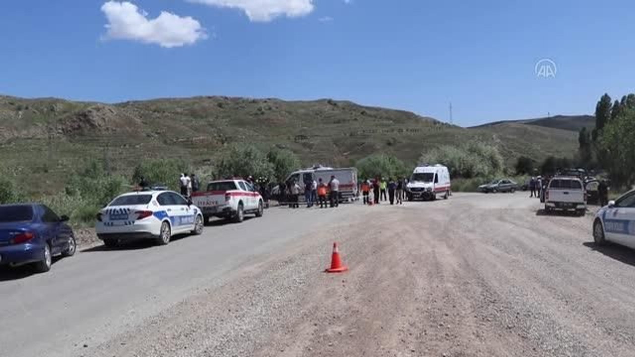 112 Çağrı Merkezine ait otomobilin çaya devrilmesi sonucu 5 kişi yaralandı