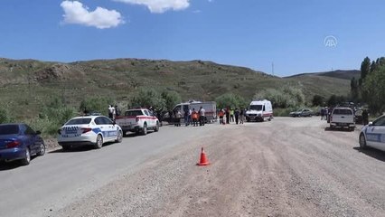 112 Çağrı Merkezine ait otomobilin çaya devrilmesi sonucu 5 kişi yaralandı