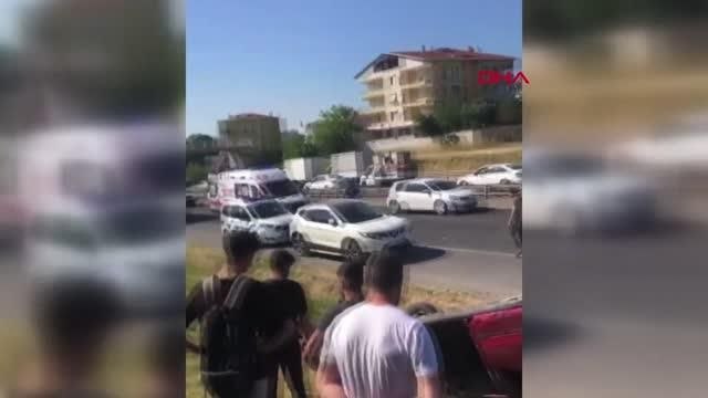 Büyükçekmece'de takla atan bir otomobil otobüs durağına daldı: 1 kişi öldü, çok sayıda yaralı var