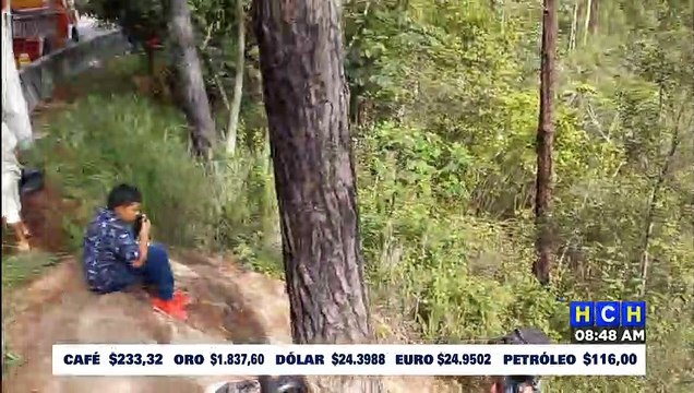 ¡Unos a la bulla…! Pobladores “ayudan a descargar” rastra que se fue a hondonada en El Rosario, Comayagua