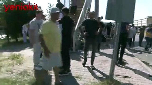 Büyükçekmece'de facia! Otomobil otobüs durağına daldı: 1 ölü 4 yaralı