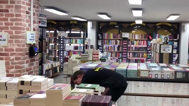 Sivas'ta Bir Kitap Satıcısı: Öğrenciler Aralarında Para Toplayıp, Bir Kitap Alıp, Aralarında Dönerek Okumaya Başladılar