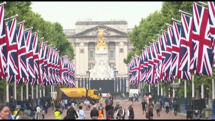 Londra, royal fan già accampati per il Giubileo di Platino