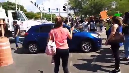Cierran avenida de La Luz. Piden padres de familia regreso a clases
