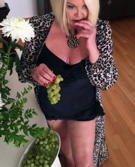 Η ... αλλιώτικη ανάρτηση της Ρούλας Κορομηλά - Πόζαρε με μαύρο νεγκλιζέ τρώγοντας σταφύλια