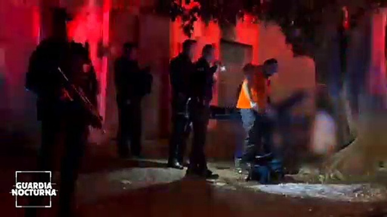 Maniatado y con varias heridas de bala fue aban...