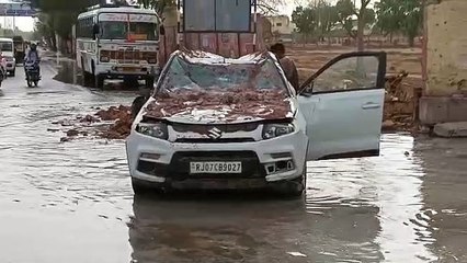 तेज हवाओं के साथ हुई बारिश, कार पर गिरी दीवार