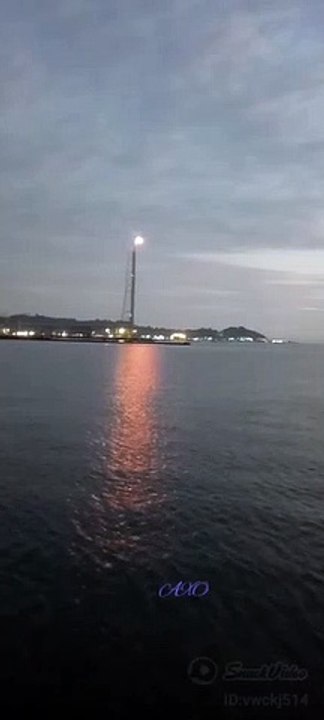 Menikmati keindahan laut