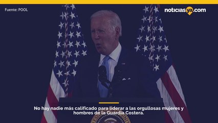 Biden conmemora a la primera mujer comandante de la Guardia Costera de EE. UU