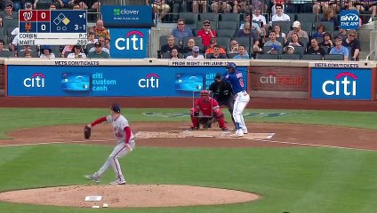 ¡Con bebé en brazos! Hombre atrapa un jonrón