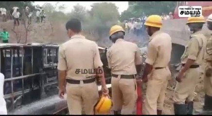 டெம்போவும், தனியார் பேருந்தும் நேருக்கு நேர் மோதல்; தீயில் கருகி 7 பேர் உயிரிழப்பு!