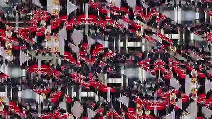 Elizabeth II : on sait ce qu'elle a confié à Louis sur le balcon de Buckingham !