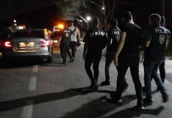 Ruhsatsız tabanca çıkan otomobildeki 3 kişiden 1'i tutuklandı