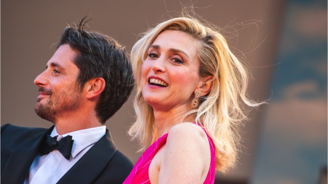 VOICI : Julie Gayet : quelles sont ses relations avec Santiago Amigorena, son ex-mari et père de ses fils ?