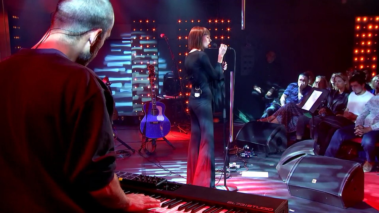 Marie-Flore interprète " Je sais qu'il est tard "  dans le Grand Studio RTL