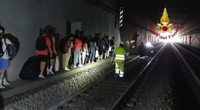 Incidente per treno Frecciarossa in galleria a Roma: sviata una carrozza, passeggeri illesi (03.06.22)