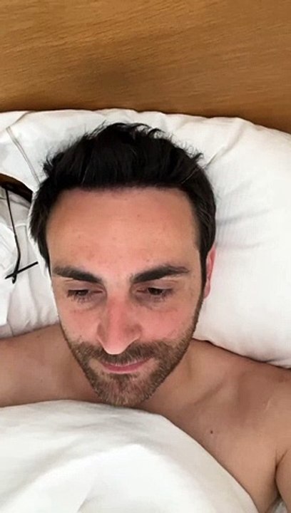 Camille Combal réveillé par sa femme Marie qui chante une chanson à leur bébé - Instagram